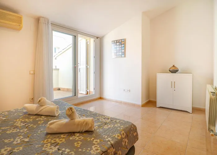 Ribes Duplex By Hello Homes